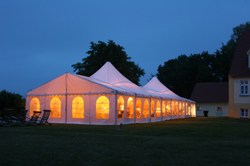 lighting an outdoor wedding